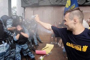 Manifestanti fascisti contro la polizia