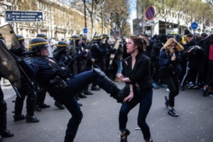 14 aprile 2016 – Durante la manifestazione contro la Legge del Lavoro a Parigi, un gruppi di giovani sono stati accerchiati della forze di polizia. TC, la ragazza nella foto, era cliente d'un ristorante interno alla zona della “trappola”. Dopo aver ricevuto uno schizzo di spray al pepe pur non avendo fatto alcunché, innervosita si è diretta verso i poliziotti: uno di essi le ha tirato un calcio, scaraventandola a terra.