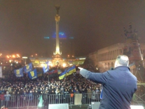 Gianni Pittella, capogruppo dell'Alleanza Progressista dei Socialisti e dei Democratici, arringa la folla attiva nel golpe del Maidan, in Ucraina. Ben visibili le bandiere dell'organizzazione neo-nazista Svoboda.