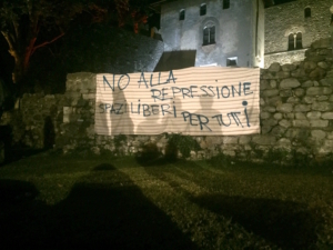 L'emblematico striscione posato sulle rovine di Piazza Castello.