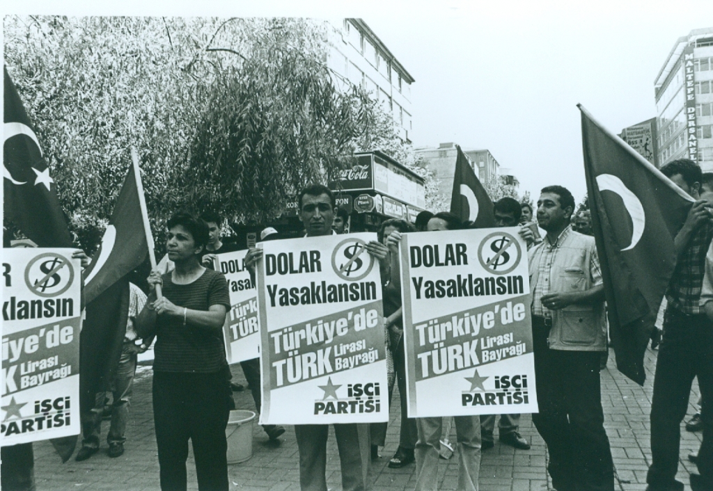 2001: manifestazione comunista per vietare l'uso del dollaro. 