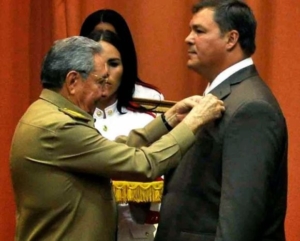 Ramon Labanino viene decorato dal presidente Raul Castro